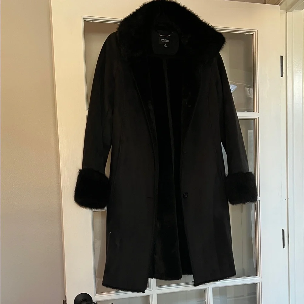Chic Black Trench Coat with Faux Fur Trim - Picture 1 of 9